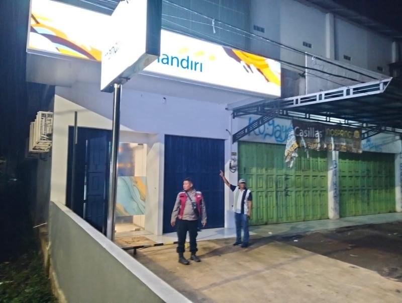 Upaya Anggota Polisi Polsek Batujaya Ciptakan Keamanan di Bank Mandiri Unit Batujaya pada malam hari
