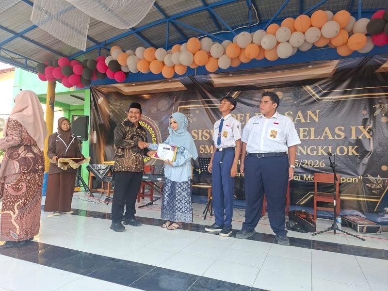 Perpisahan Penuh Haru di SMPN 1 Rengasdengklok, Kepala Sekolah Titip Pesan Tentang Mimpi, Akhlak, dan Masa Depan 