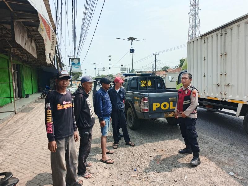 Polsek Klari Patroli Siang Sambang Warga di Pertigaan Kopel