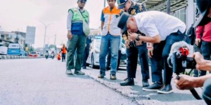 Percepat Perbaikan Infrastruktur, Bupati Karawang Tinjau Langsung Jalan Surotokunto