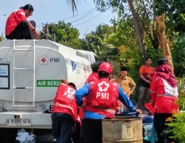Warga Cintalanggeng Berterima Kasih, PMI Karawang Rutin Salurkan Bantuan Air Bersih Saat Kemarau