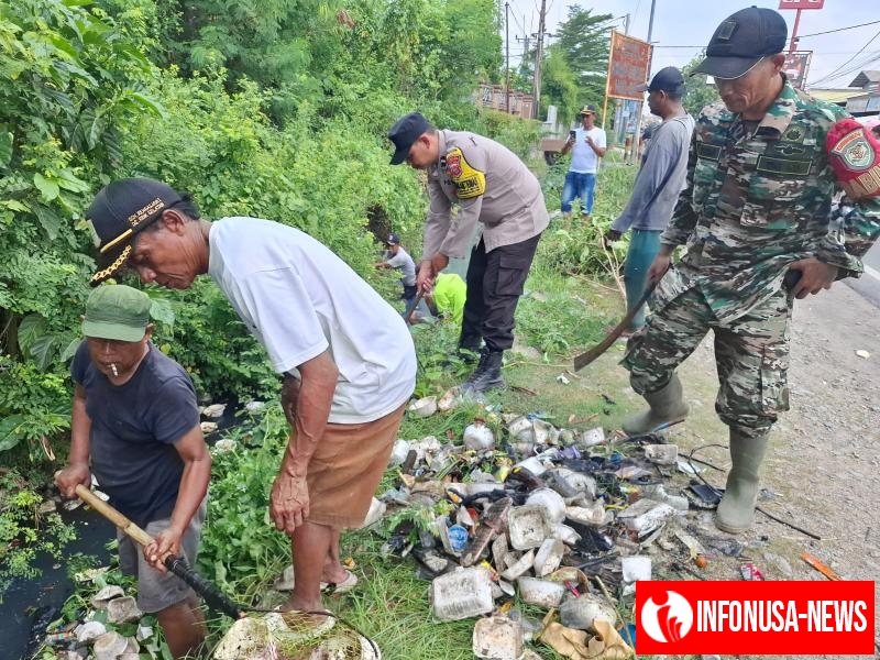 Sinergitas Bhabinkamtibmas Bersama Babinsa Melaksanakan Kerja Bakti Dengan Warga