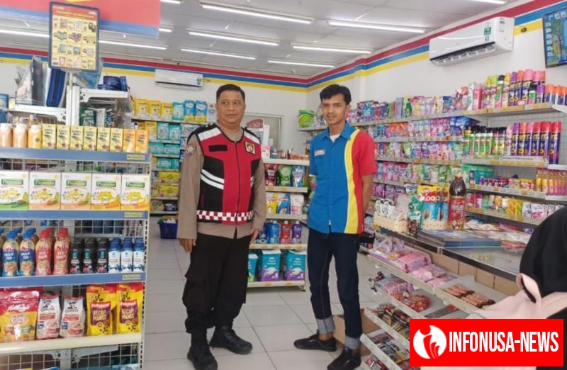 Upaya Personil Polsek Tempuran Kembali Cek CCTV minimarket Guna antisifasi gukamtibmas di wilayah hukumnya.