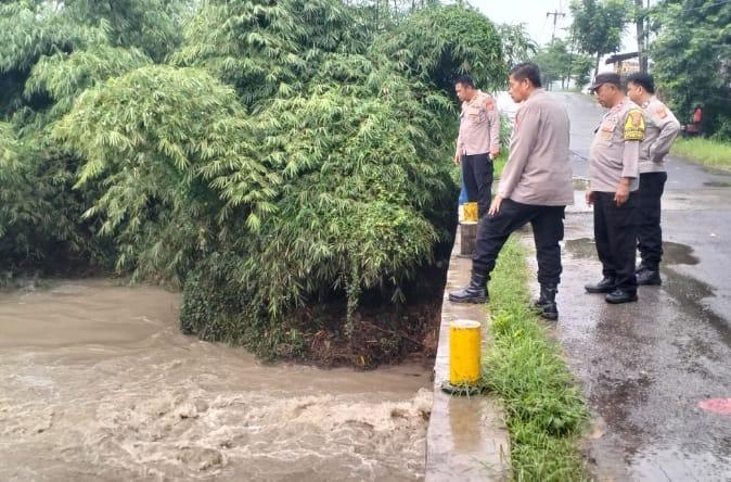 Antisipasi Banjir di Wilayah Klari, Kapolsek Bersama Anggota Cek Debit Air Saluran Irigasi dan Pemukiman Warga