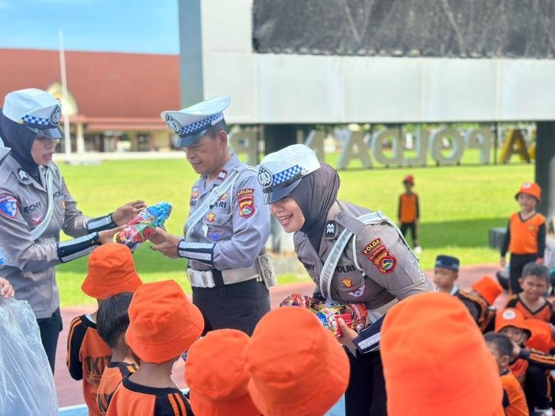 Tanamkan Keselamatan Sejak Dini, Ditlantas Polda NTB Edukasi Siswa SD di Lapangan Bhara Daksa