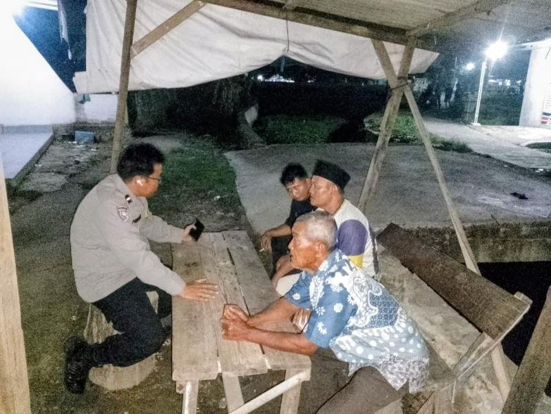 Anggota Polsek Batujaya melaksanakan Patroli Prekat serta Sambangi Masyarakat Desa Batujaya