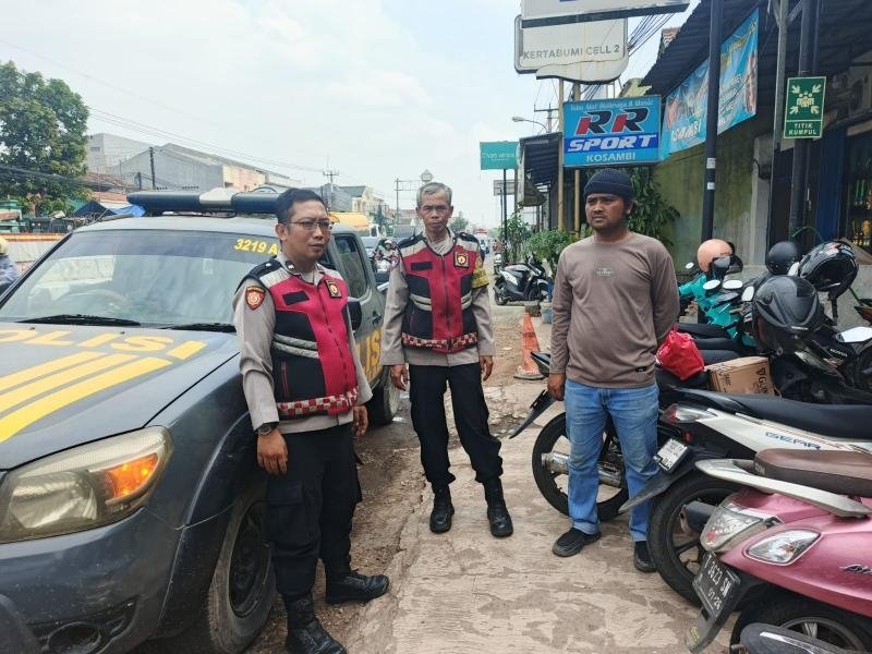 Personil Patroli Polsek Klari Satroni Warga di Parkiran Bank BNI?