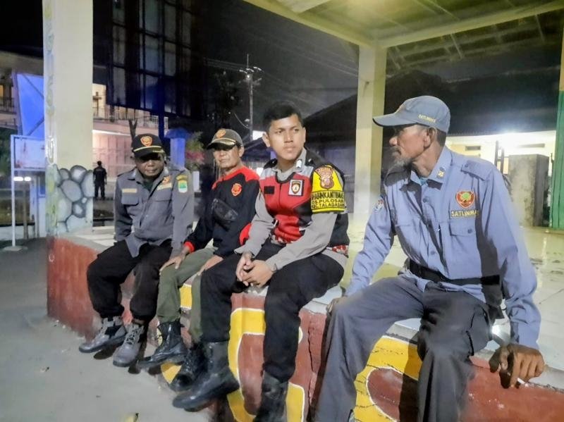 Bhabinkamtibmas Polsek Telagasari Tingkatkan Keamanan dalam Giat Siskamling Bersama Masyarakat