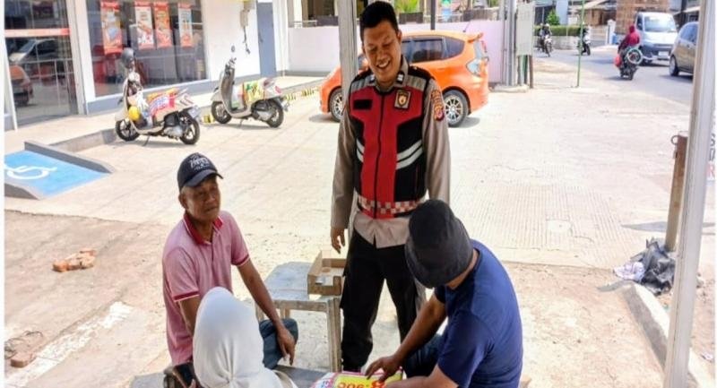 Patroli Dialogis Bhabinkamtibmas Polsek Lemahabang Imbau Warga Desa Pulojaya Waspada TPPO
