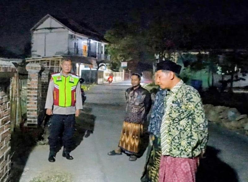Personil Polsek Tegalwaru Patroli Malam Sambang dan Dialog Warga Desa Wargasetra Ajak Peduli Kamtibmas