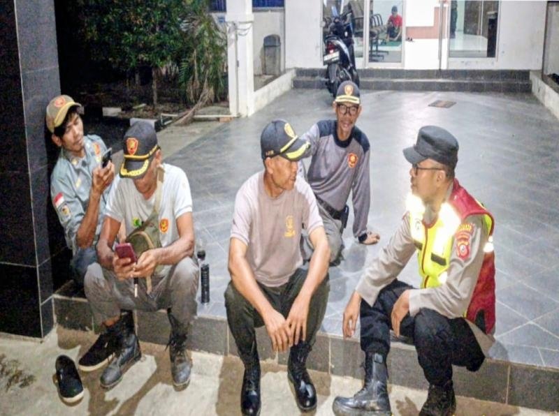 Bhabinkamtibmas Polsek Tegalwaru Ngawangkong Bareng Linmas di Satkamling Sangkuriang
