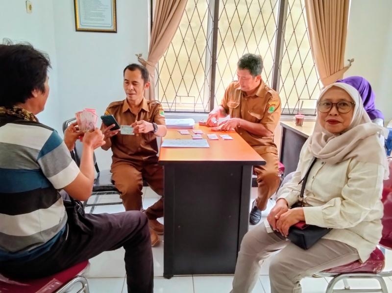 297 KPM di Cikampek Barat Terima BLTS Kesra, Warga Sambut Antusias