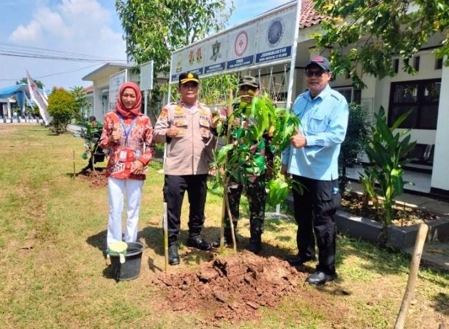 Hijaukan Sekolah, KIIC dan 58 Perusahaan Tanam Harapan Lingkungan di SMAN 2 Klari