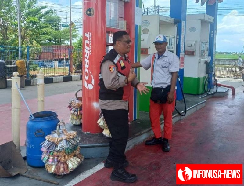 Anggota Polsek Batujaya melaksanakan Patroli Prekat di SPBU Batujaya pada siang hari