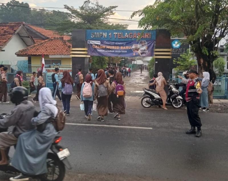 Cegah Kemacetan, Bhabinkamtibmas Polsek Telagasari Lakukan Gatur Pagi
