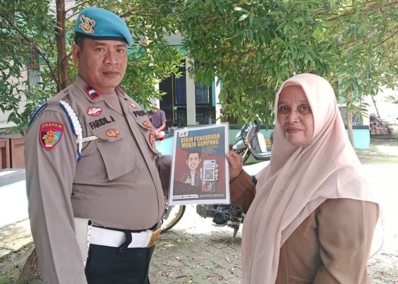 Bripka Faridil Atlas Polsek Banyusari Getol Melaksanakan Sosialisasi QR Barcode ke Masyarakat Pengaduan Divisi Propam Polri Bidpropam Polda Jabar