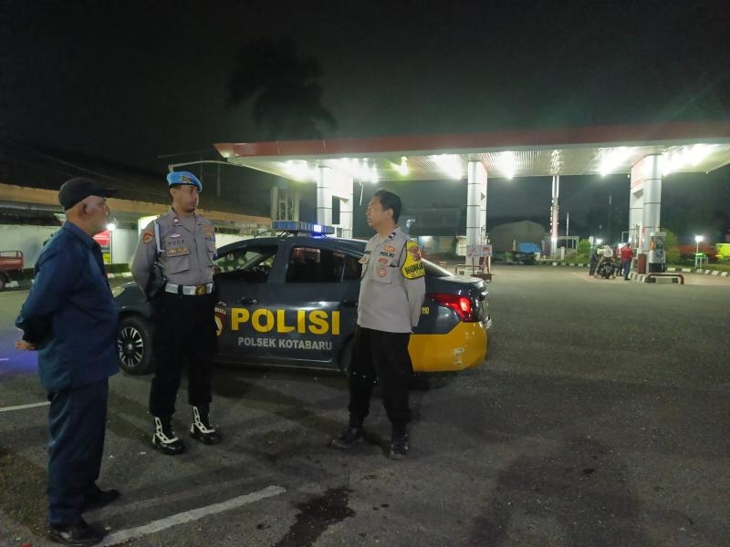 Patroli Dialogis Malam Polsek Kotabaru Sambangi SPBU Cegah Terjadinya Tindak Kriminalitas