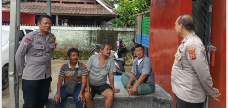 Patroli Dialogis Polsek Rengasdengklok Berikan Sosialisasi Kepada Masyarakat Bahaya TPPO