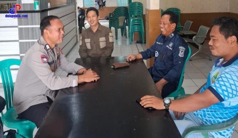 Patroli Dialogis Anggota Polsek Lemahabang Imbau Pemdes Karangtanjung Cegah TPPO