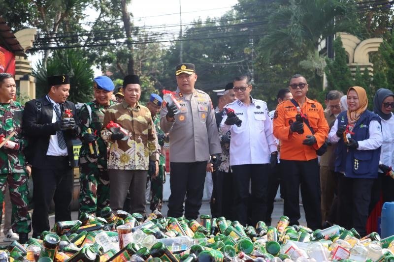 Jelang Operasi Ketupat Lodaya 2026, Polres Subang Musnahkan 5.000 Botol Miras, 280 Knalpot Brong, dan 5.000 Petasan