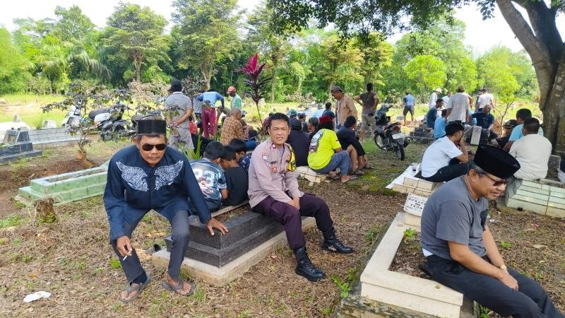 Bhabinkamtibmas Polsek Klari Himbau Kamtibmas Kepada Warga Saat Ziarah ke Pemakaman