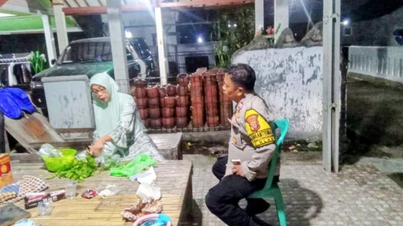 Bhabinkamtibmas Polsek Klari Sambang Silaturahmi Kamtibmas Ke Kediaman Kades Cibalongsari