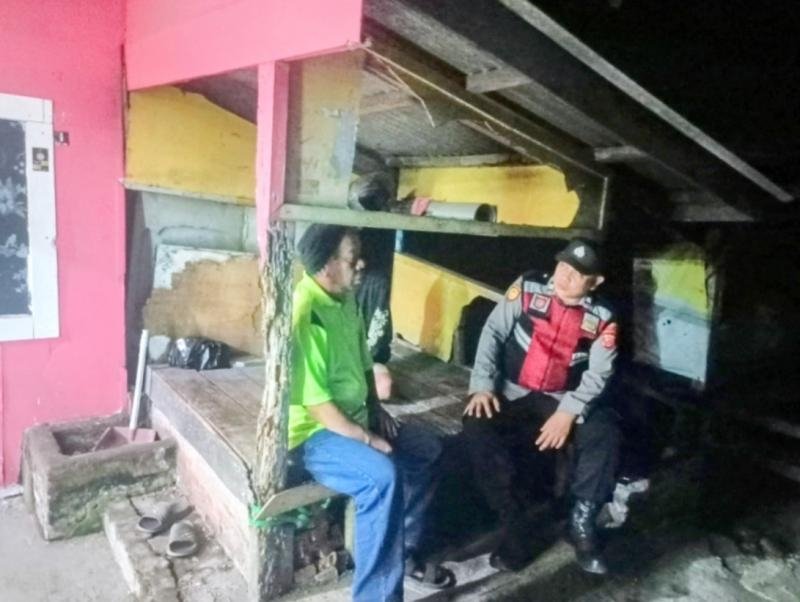 Bhabinkamtibmas Desa Cintaasih Pantau Keamanan Ronda Malam di Lingkungan Kampung Tegalloa