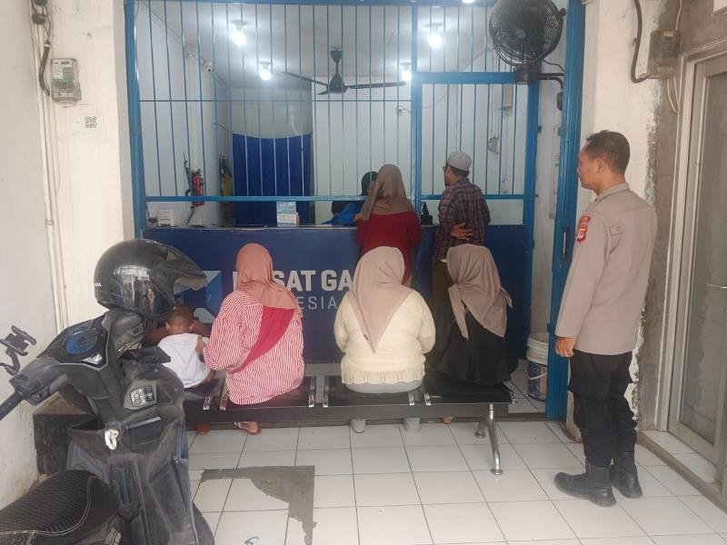 Waspada! Jadi Pesan Personil Polsek Tegalwaru Pada Patroli Siang di Pertokoan dan Kios Loji