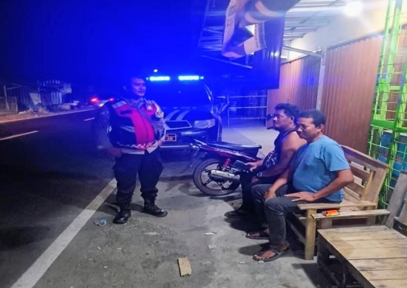 Upaya Kapolsek Banyusari Ikut Serta Dalam Giat Ronda Bersama Warga