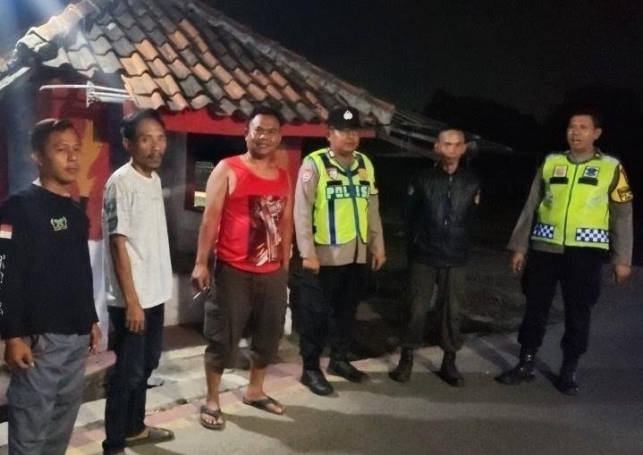 Dua Polisi Klari Patroli Malam, Sapa Warga Saat Ronda Malam