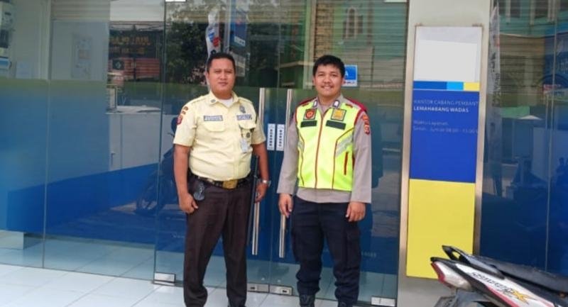 Polisi Polsek Lemahabang Sosialisasikan Layanan Call Center 110 Di Obyek Vital