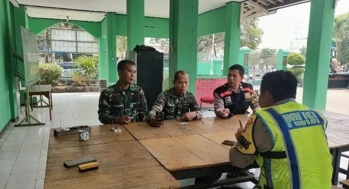 Jaga Sinergitas TNI – POLRI, Personil Polsek Klari Sambang di Mako Koramil 0412 Klari