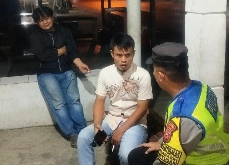 Upaya Pak Bhabinkamtibmas Tetus Ikut Serta Dalam Giat Ronda Bersama Warga