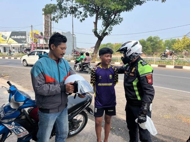 Ops Patuh Lodaya 2026, Satlantas Polresta Karawang Bagikan Helm Gratis kepada Pengendara yang Melanggar