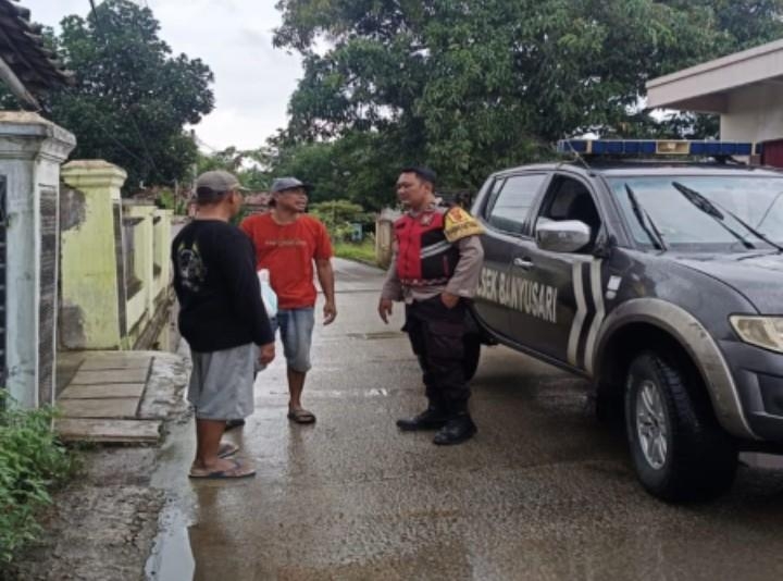 Aipda Abdul Rahman Polsek Banyusari Melaksanakan Sosialisasikan Bahaya Judi Online Kepada Masyarakat