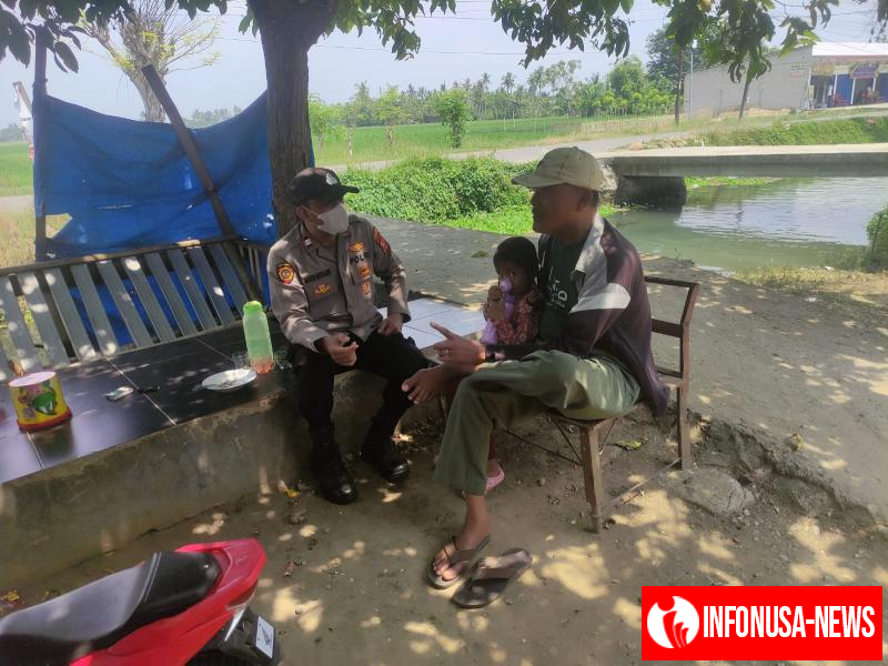 Bhabinkamtibmas Menyampaikan Himbauan Kamtibmas Kepada Warga Desa Binaan Agar Ikut Serta Menjaga Kondusifitas Kewilayahan