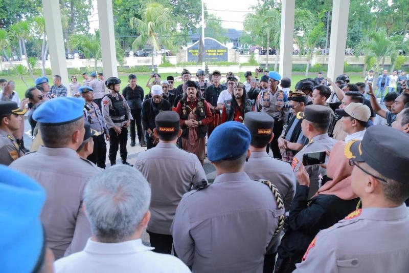 Laskar Sasak Gelar Aksi Konstitusional Dukung Gubernur Iqbal di Polda NTB, Situasi Tetap Kondusif