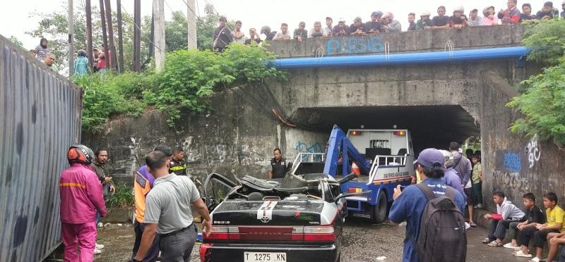 Truk Kontainer Terguling Timpa Minibus di Karawang, Polisi Sampaikan Duka Mendalam