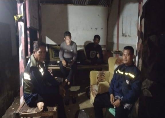 Bhabinkantibmas Polsek Banyusari Melaksanakan Membangunkan Warga Untuk Sahur