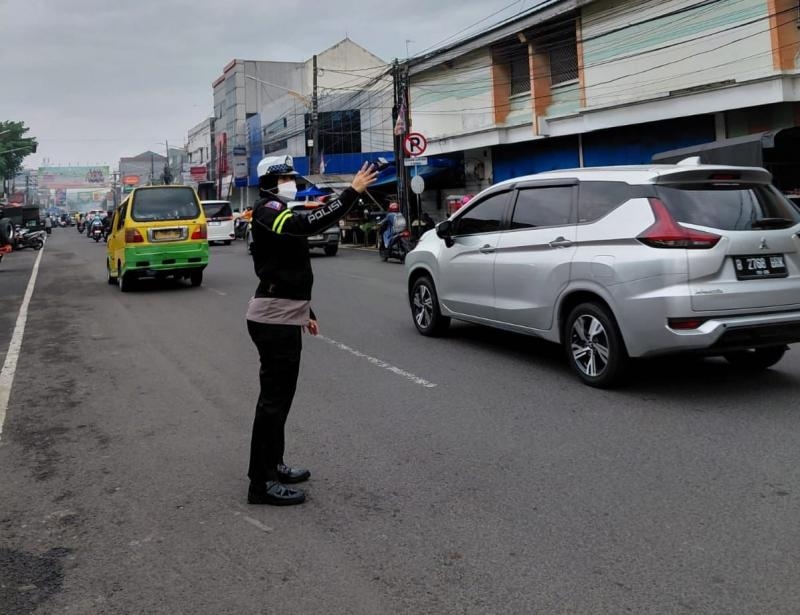 Satlantas Polres Karawang Rutin Laksanakan Gatur Lalin Guna Berikan Kenyamanan Berkendara