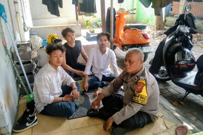 Bhabinkamtibmas Desa Telukjambe Lakukan Kegiatan Sambang Dialogis di Dusun Krajan, Jaga Keakraban Bersama Warga Setempat