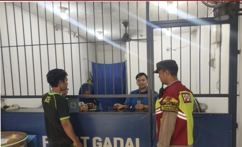 Pastikan Siang Aman, Personil Polsek Tegalwaru Giat Patroli dan Sambangi Kios Pusat Gadai Loji