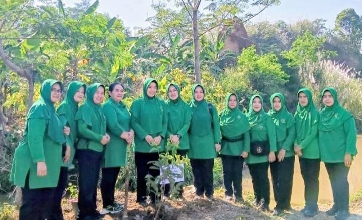 Hijaukan Bumi, Hangatkan Kepedulian: Persit Kodim Purwakarta Tanam 100 Pohon di Pondoksalam