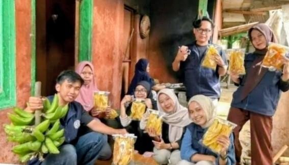 Mahasiswa STIES Indonesia Purwakarta Dampingi UMKM Keripik Desa Cihanjawar, Dorong Produk Lokal Tembus Pasar Lebih Luas