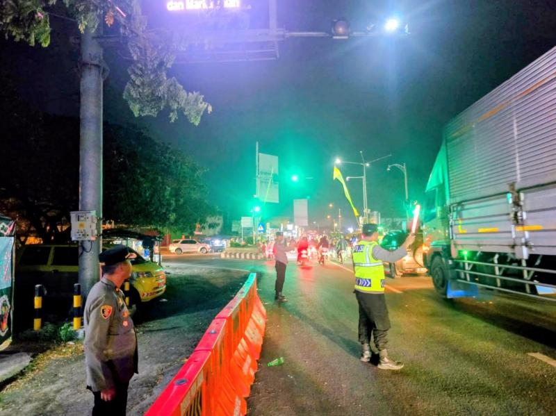 Personel Polsek Telagasari Laksanakan Pengaturan Lalu Lintas di Pospam Tanjungpura