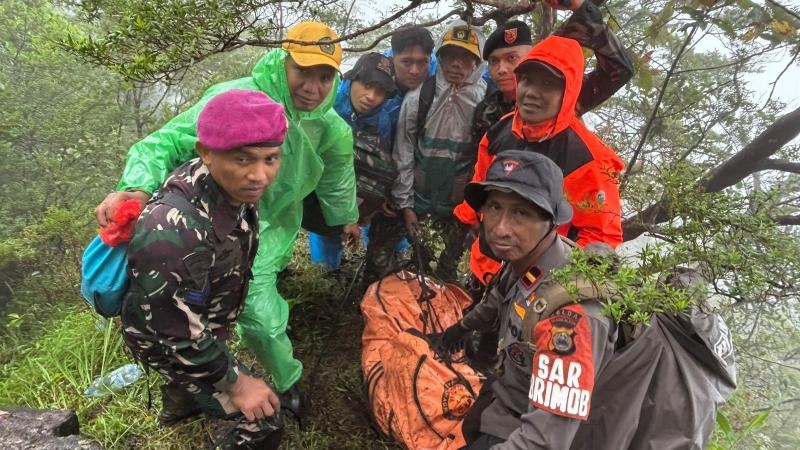 PRAJURIT MARINIR KEMBALI TEMUKAN DAN EVAKUASI KORBAN PESAWAT ATR 42-500