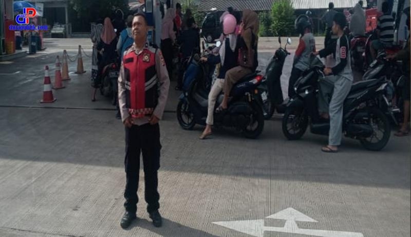 Aipda Yuli Roy Personel Polsek Lemahabang Sosialisasikan Pelarangan Knalpot Tidak Sesuai Spesifikasi Teknis Di Obyek Vital