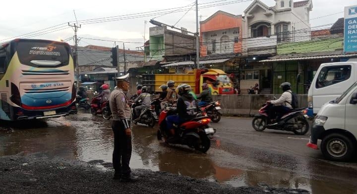 Genangan Air Pasca Hujan, Po?sek Klari Urai Kemacetan Kendaraan Lakukan Pengaturan Arus Lalin
