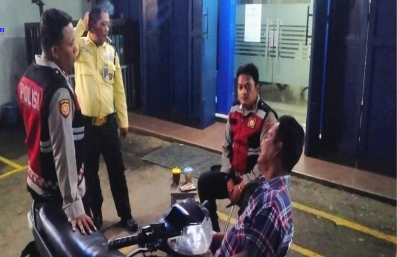 Aipda Yuli Personel Polsek Lemahabang Sosialisasikan Pelarangan Knalpot Tidak Sesuai Spesifikasi Teknis