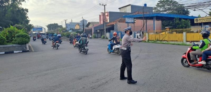 Polsek Kotabaru Tempatkan Personil di Titik Rawan Kemacetan Pada Pagi Hari